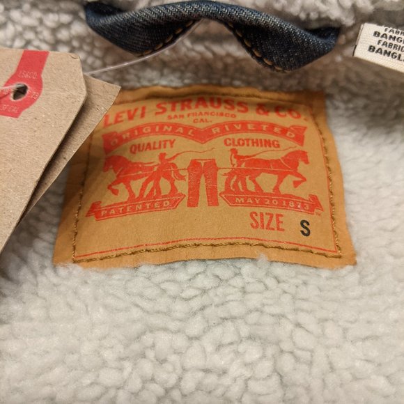 📣Host Pick📣 Levi's Type 3 Sherpa Trucker Jacket - Picture 3 of 6